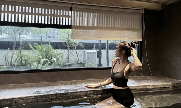 Nam danh hài U70 một mình sang Mỹ dịp Tết, động thái của bạn gái là mẹ đơn thân