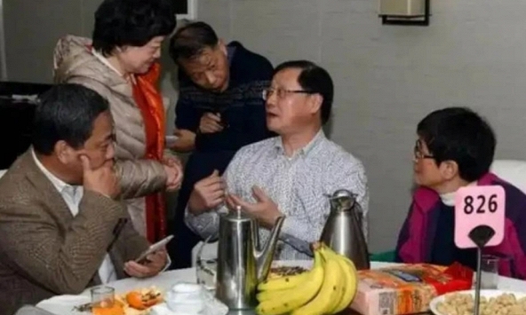 Rủ nhau đi thăm thầy cô sau 20 năm ra trường: “Tôi sững người khi không ai nhận ra mình, càng nghe càng thấy lòng đắng chát”