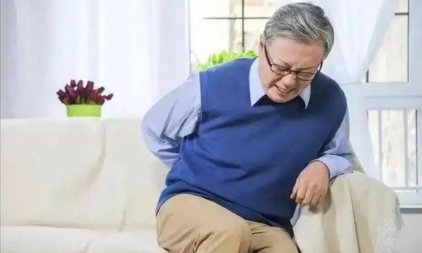 Các bác sĩ khuyên rằng những người trên 68 tuổi nên ở nhà xem tivi thay vì ra ngoài làm 5 việc này