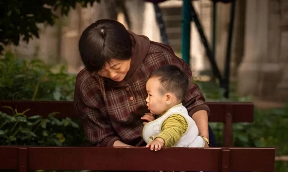 May mắn lớn nhất của cha mẹ là được 4 kiểu ông bà sau phụ giúp chăm sóc con cái: Trẻ lớn lên kiểu gì cũng thông minh, khéo léo!