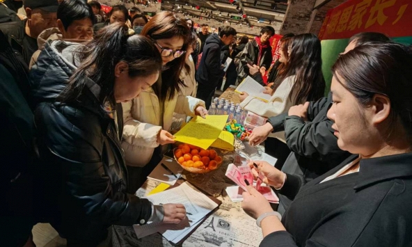 Đầu tư vàng thắng lớn, chủ chuỗi siêu thị chi 50 tỷ đồng chia thưởng cho nhân viên: 'Tăng thu nhập cho họ là niềm vui của tôi'