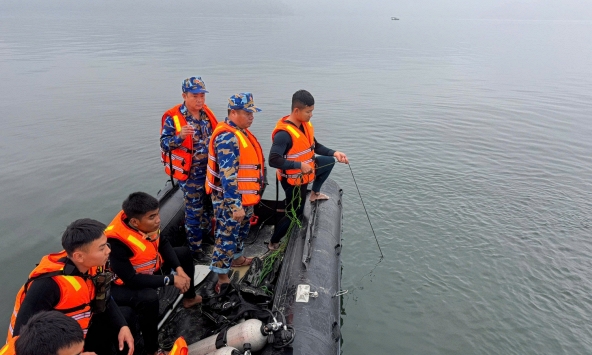 Vụ chìm tàu ở hồ Thác Bà 6 người mất tích: Thi thể nạn nhân nhỏ tuổi nhất được tìm thấy ở mũi tàu