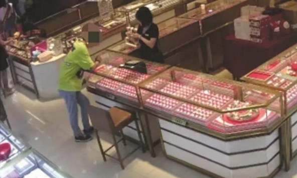 Phát hiện vị khách 34 tuổi liên tục chi hơn 82 triệu đồng mua vàng mà không cần hỏi giá, nhân viên cửa hàng lập tức báo cảnh sát