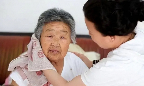 Rửa mặt vào buổi sáng và buổi tối có sai không? Các bác sĩ khuyên: Sau 60 tuổi, tốt nhất nên thay đổi 3 thói quen rửa mặt