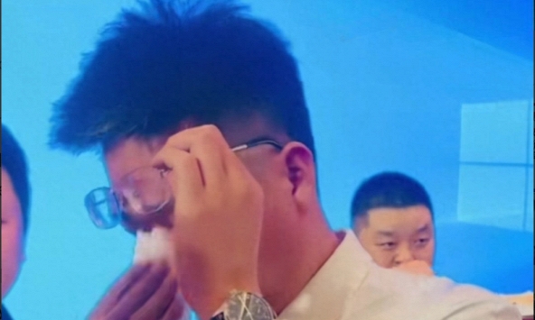 Thưởng tiền mặt, tặng vàng vẫn thấy 'quá ít', Chủ tịch công ty bật khóc rồi đưa ra một quyết định khiến 300 nhân viên lặng người