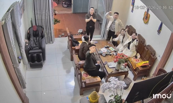 Cô gái 23 tuổi xem camera ở nhà bố mẹ ngày Tết và phát hiện điều bất ngờ