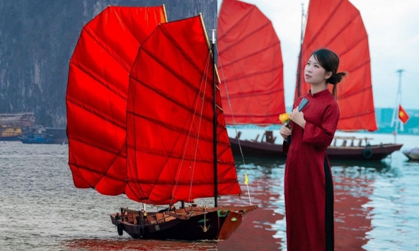 Chán cảnh check-in đền chùa, dàn nàng thơ xắn áo dài lội đá để chụp với thuyền buồm đỏ rực tại Hạ Long sau 10 năm