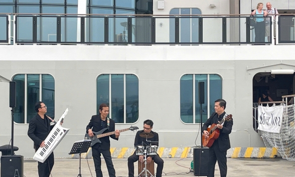 Lần đầu tiên, gần 700 du khách tàu biển quốc tế đến Hạ Long được chào đón bằng âm nhạc