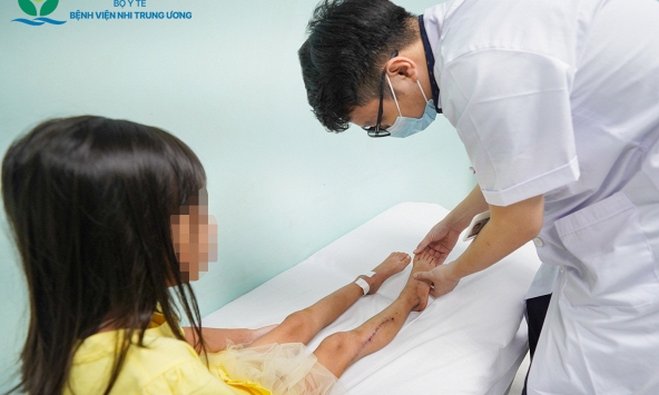 Món quà đặc biệt dịp 27/2: Cứu đôi chân bé gái 8 tuổi khỏi nguy cơ tàn phế vì ung thư sụn