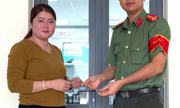 Nhặt được 7 chỉ vàng, người phụ nữ mang ngay ra tiệm vàng gần nhà: Công an xã được báo tin, lập tức vào cuộc truy tìm