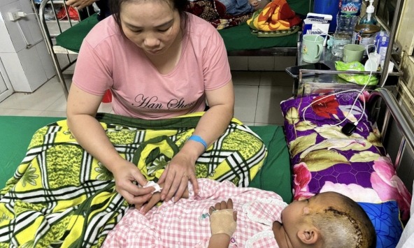 Bé gái 6 tuổi nguy kịch sau khi ngã từ tầng 2 ngày mùng 2 Tết, gia đình nghèo kiệt quệ cầu cứu