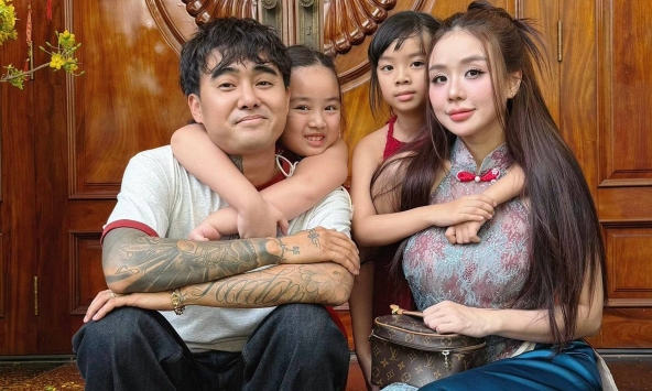 Lấy mẹ đơn thân, nam ca sĩ lặng người khi đọc bài văn con riêng của vợ viết về mình: 'Ba nợ tụi con'