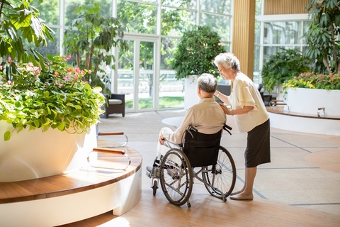 Nữ MC đình đám cùng cả gia đình chuyển vào viện dưỡng lão, mẹ chồng cũng đến sống chung: Lý do phía sau khiến nhiều người suy ngẫm