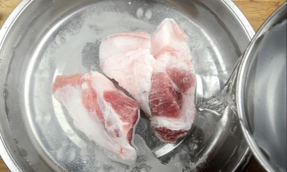 Sau Tết thịt thà 'ê hề' tủ lạnh: Bỏ ngay thói quen ngâm nước, 2 mẹo rã đông này nhanh mà ngon gấp 10 lần