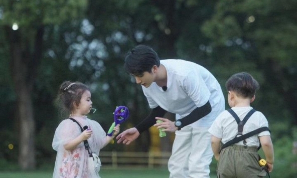 Tỷ lệ sinh giảm, nhưng thời gian chất lượng cho con tăng nhiều hơn, công lớn thuộc về các ông bố