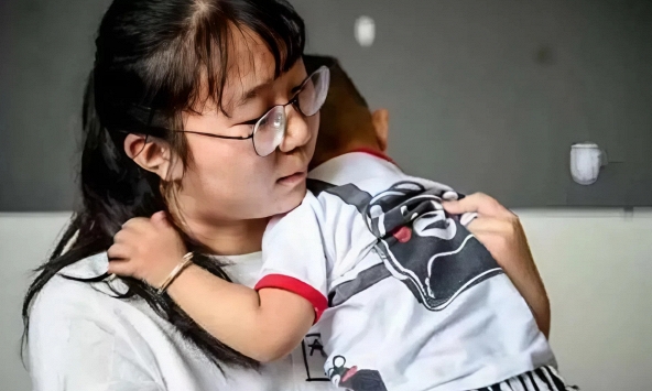 Bắt con gái lớn è cổ nuôi em trai đến suy kiệt, một bà mẹ khiến dân mạng bức xúc: Chưa thấy ai ích kỷ như chị!