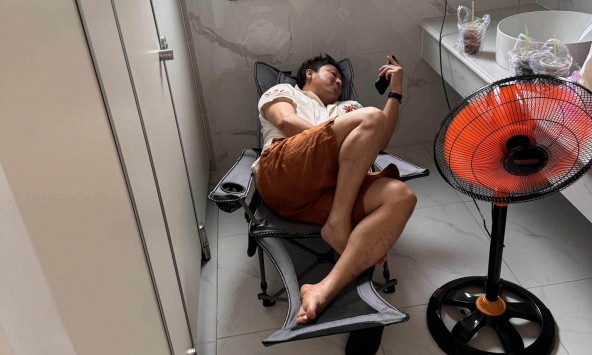 Đại gia nghìn tỷ của Việt Nam nằm nghỉ trong nhà vệ sinh, lướt điện thoại gây chú ý