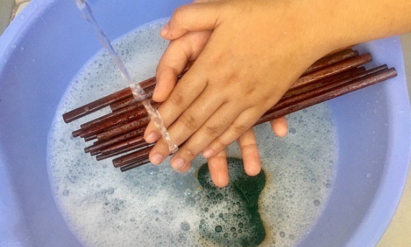 Đũa rửa không sạch bẩn gấp 8 lần bồn cầu! Chuyên gia nhắc: Phải làm 5 việc, đừng cọ cả nắm vào nhau!