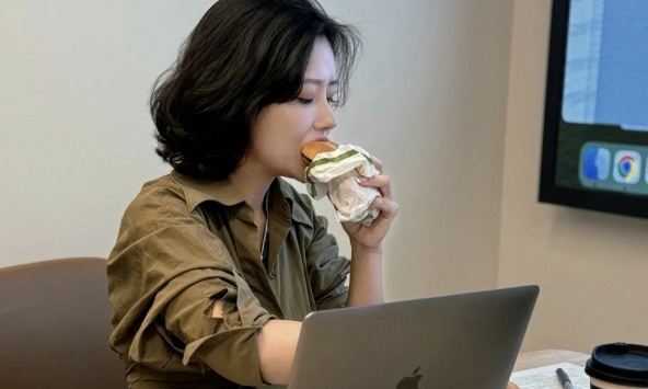 Nghịch lý chốn công sở: Cống hiến 5 năm lương dậm chân tại chỗ, lính mới 6 tháng cất nhắc vèo vèo chỉ vì giỏi 'làm màu'?