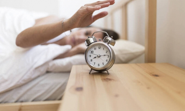 Nhấn nút báo thức lại trên đồng hồ để ngủ thêm 5 phút nữa? Một bác sĩ tâm thần cảnh báo về '3 mối nguy hiểm tiềm ẩn'