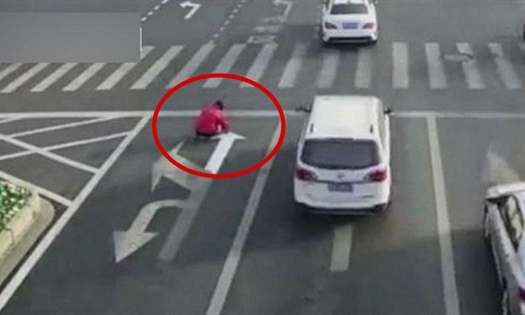 Thấy nút giao ùn tắc, người đàn ông tự mang sơn ra vẽ thêm vạch kẻ đường: Công an ập đến phạt hơn 3,8 triệu đồng