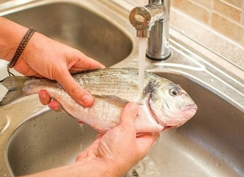 3 sai lầm khiến cá càng rửa càng tanh