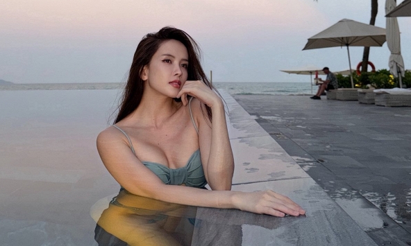 Hot girl họ Thiều khởi động đường đua bikini 2026: Vóc dáng chuẩn chỉnh khiến biển xanh cũng phải 'dậy sóng'!