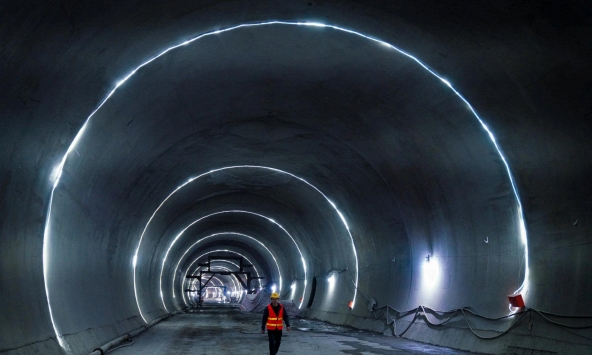 Lần đầu tiên trên thế giới: Trung Quốc để AI 'chỉ tay' cho con người xây đường hầm, sai một ly đi một dặm