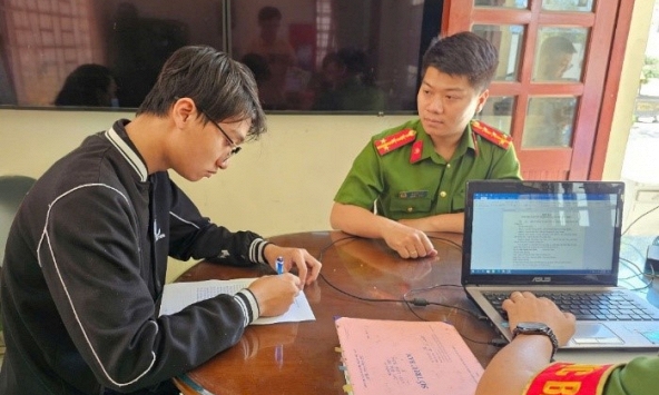 Lê Hứa Ích Toàn ra đầu thú