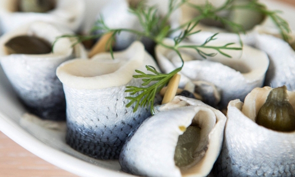 Rẻ hơn hẳn cá hồi, đây là loại cá được Mỹ đánh giá 'tốt nhất thế giới', nhỏ nhưng cực giàu omega-3: Người Việt rất hay ăn