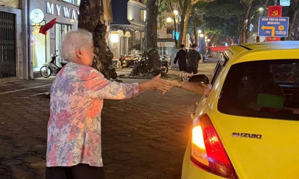 Tình hình mẹ ruột NSND Lê Khanh, Lê Vi