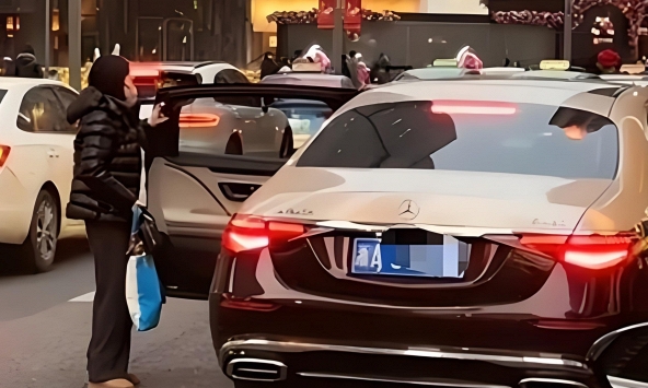 Video một người phụ nữ bước ra từ xe Maybach trước cổng trường quốc tế gây xôn xao