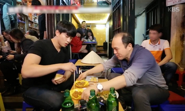 Một con phố Hà Nội phủ đầy ghế nhựa lên truyền hình Hàn Quốc, khiến sao Hàn thốt lên: 'Thế này thì ai mà chẳng thích'