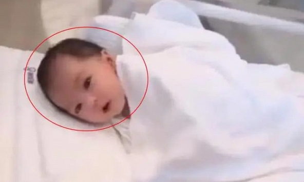 Bé gái vừa chào đời đã nổi như cồn trên mạng: Gương mặt thiên thần khiến dân mạng mê mẩn, y tá thốt lên trăm năm khó gặp!