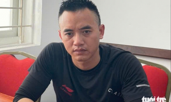 Danh tính tài xế ô tô bán tải chèn ép khiến 3 người trên xe máy ngã nhào ở Hà Nội