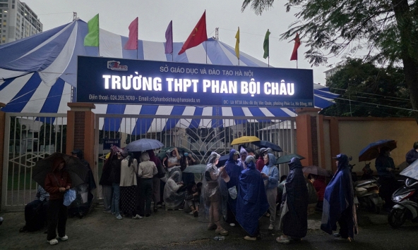 Diễn biến mới nhất vụ phụ huynh Hà Nội xếp hàng xuyên đêm nộp hồ sơ lớp 10