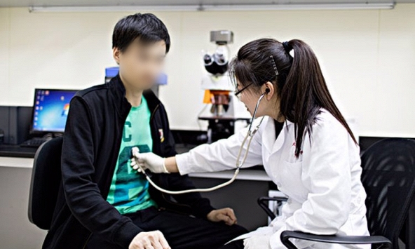 'Đừng nói với ai nhé' và bí mật của người đàn ông khiến vợ phải 'lôi' anh đến bệnh viện