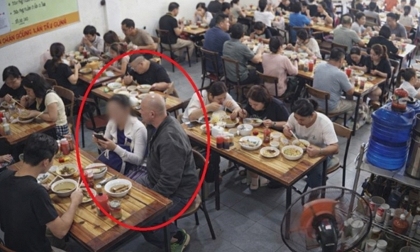 Bàn tay lạ đụng chạm dưới gầm bàn khiến khách nữ 'lạnh toát' và màn đối chất giữa chỗ đông người