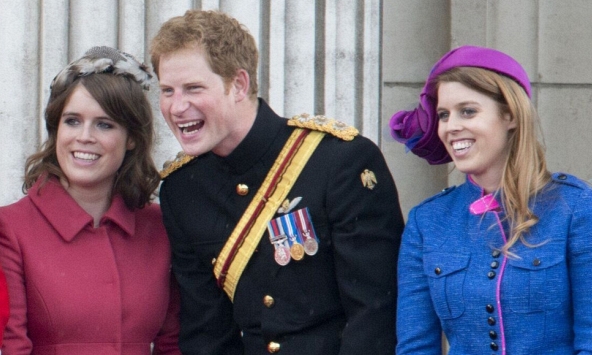 Bị Hoàng gia 'quay lưng' vì bê bối của cha, hai nàng Công chúa ngậm ngùi tìm chốn nương tựa: Lời mời từ đất Mỹ của Harry gây xúc động