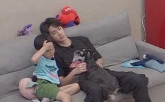 Con không muốn nói, cha mẹ lại không hiểu: Rốt cuộc “mắc kẹt” ở đâu trong giao tiếp giữa cha mẹ và con cái?