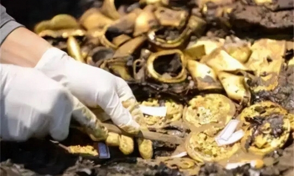 Đào sâu phát hiện hơn 13,4 kg vàng và 166,5 kg bạc, công trường xây dựng lập tức bị phong tỏa
