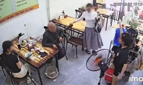 Gã đàn ông vào quán phở rồi có hành động 'khiếm nhã' với khách nữ, chủ quán lớn tiếng nói 1 câu khiến tất cả nín thở