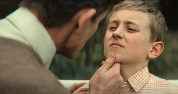 Khoảnh khắc rơi nước mắt trong Sex Education: Một lời nói của người cha mà đứa trẻ đã chờ cả tuổi thơ