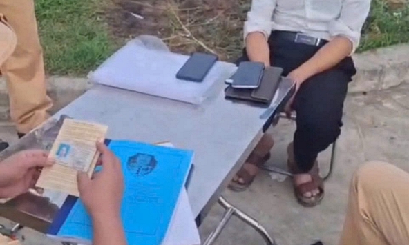 Tài xế quay clip tạo áp lực với CSGT để 'lấp liếm' việc không có Giấy phép lái xe