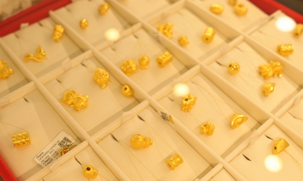 “Anh mua gì cũng được… nhưng phải đúng ý em”: Năm nay tặng vàng thì sao!