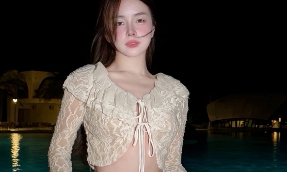 Chuyển mình từ 'lầy lội' sang 'slay', DJ Mie bất thình lình khoe eo thon hút hồn fan nam 