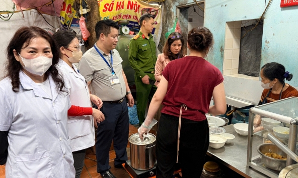 Quán bún riêu bị du khách Trung Quốc chê mất vệ sinh bị kiểm tra vi phạm vệ sinh an toàn thực phẩm