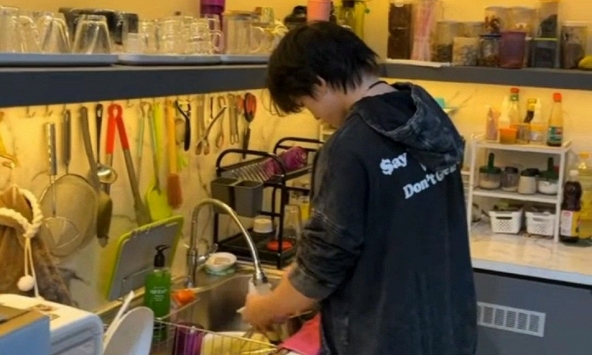 Thấy cháu đích tôn 12 tuổi đứng rửa bát: Mẹ chồng gục ngã vì cho rằng tôi đang 'hủy hoại' một người đàn ông