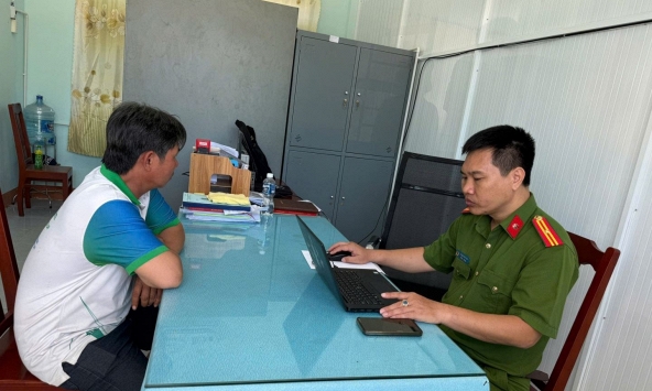 Tịch thu hàng loạt các tờ tiền VNĐ, tiền xâu, cùng 6 điện thoại di động, 8 xe mô tô tại nhà của người đàn ông SN 1971