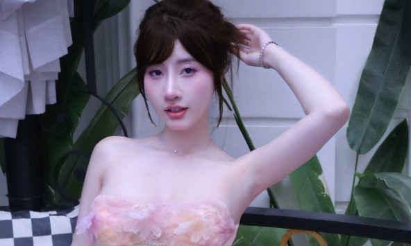 Bắt trend 'Anh tên là' bên hồ bơi, TikToker tỏa sáng ấn tượng với nhan sắc không chê vào đâu được.